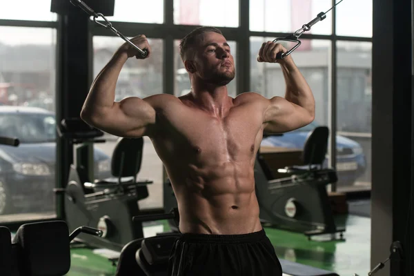 Biceps ćwiczenia w siłowni — Zdjęcie stockowe