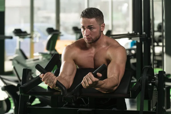 Jovem fazendo exercício de peso pesado para bíceps — Fotografia de Stock