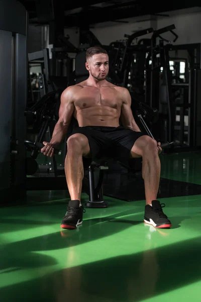 Ung man som tränar tung vikt för biceps — Stockfoto
