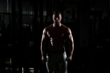 Spor salonunda poz Siluet vücut geliştirmeci adam