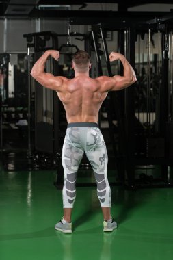 Kaslı adam kaslar arka çifte kol kası poz esneme