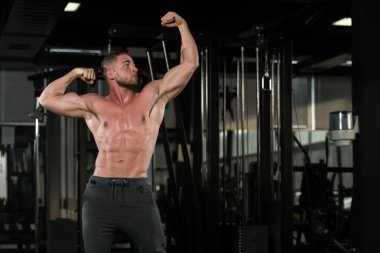 genç vücut geliştirmeci kasların esneme