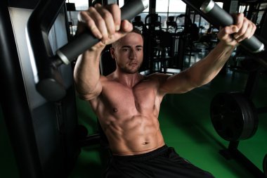 Göğüs egzersiz bir spor salonunda