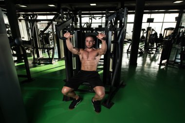 Adam göğüs makinede egzersiz jimnastik salonu