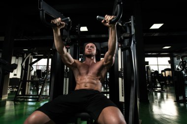 Göğüs egzersiz jimnastik salonu makinedeki