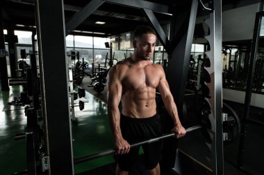 Kasların esneme sağlıklı genç adam