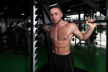 Egzersiz halter ağız kavgası yapan genç erkek