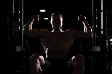 Spor salonunda poz Siluet vücut geliştirmeci adam