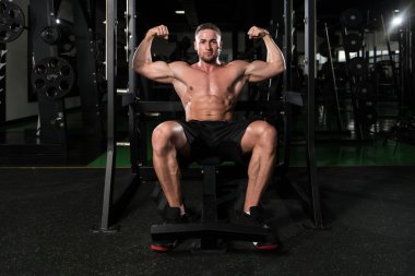 kaslı adam içinde jimnastik salonu kas esneme