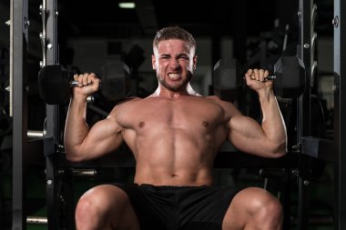 Omuz egzersiz Dumbbells ile genç adam