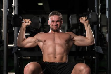 Bir spor salonunda egzersiz omuzlar