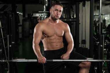 spor salonunda poz vücut geliştirmeci adam