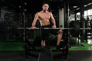 genç vücut geliştirmeci kasların esneme