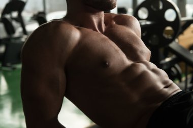 Mekik karın crunch yapıyor