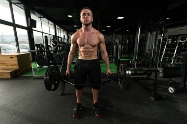 Egzersiz Fitness Center'da Barbell ile geri