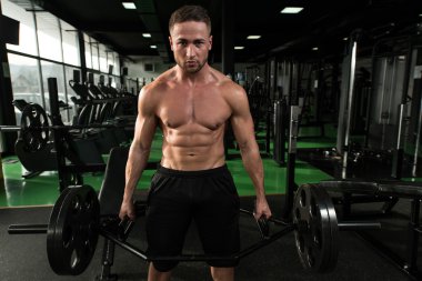 Spor Barbell ile egzersiz adam