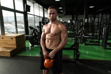 Fitness adam Kettlebells içeride jimnastik salonu kullanma