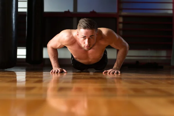 Genç adam push up egzersiz — Stok fotoğraf
