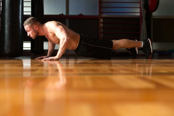 Jeune homme faisant de l'exercice push ups — Photo