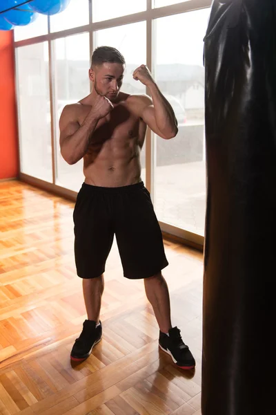 Bar överkropp muskulös boxer med slagsäck i gym — Stockfoto