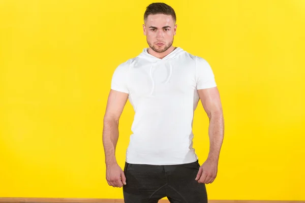 Gezonde jonge Man buigzame spieren op gele achtergrond — Stockfoto