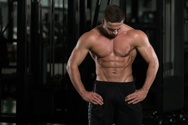 Retrato de un joven musculoso físicamente en forma —  Fotos de Stock