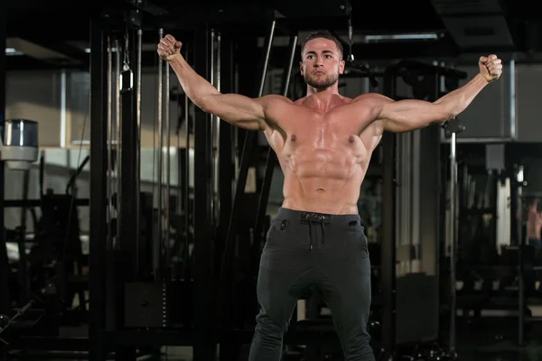 Jeune homme en bonne santé Muscles flexibles — Photo