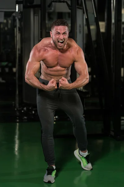 Construtor de corpo bonito fazendo a dose mais muscular — Fotografia de Stock