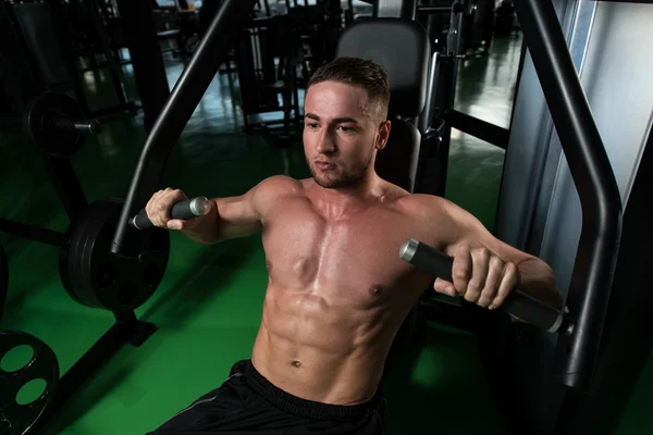 Jonge man doen zware gewicht oefening voor borst — Stockfoto