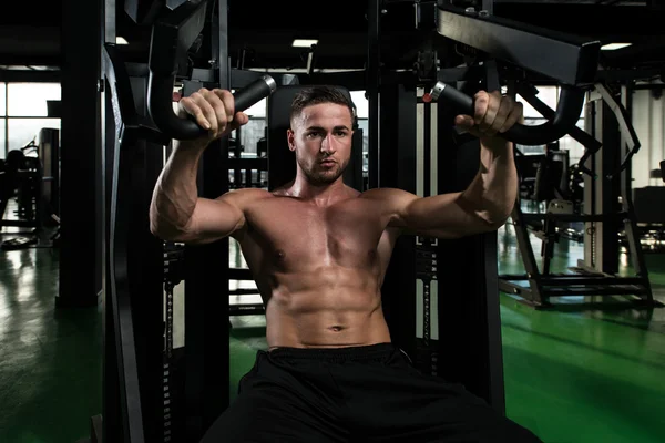 Ćwiczenia klatki piersiowej na maszynie w siłowni — Zdjęcie stockowe