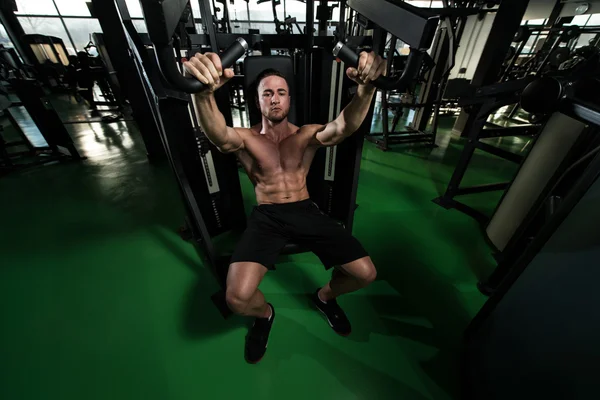Chest Exercise In A Gym — Stock Photo, Image