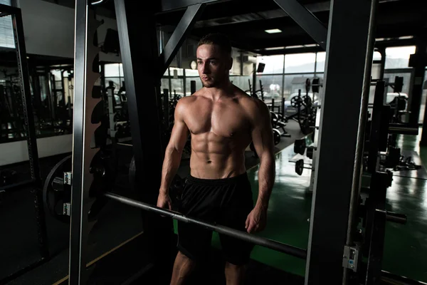 Young Bodybuilder Flexing Muscles — Stock Photo, Image