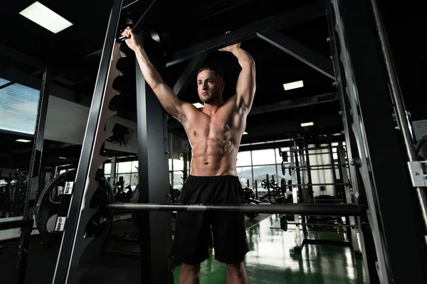 Muscular Man Flexing Muscles In Gym — Stock Photo, Image