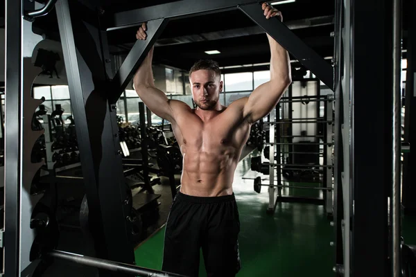 Spor salonunda poz vücut geliştirmeci adam — Stok fotoğraf