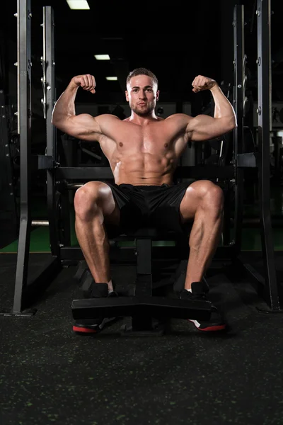 Spor salonunda poz vücut geliştirmeci adam — Stok fotoğraf