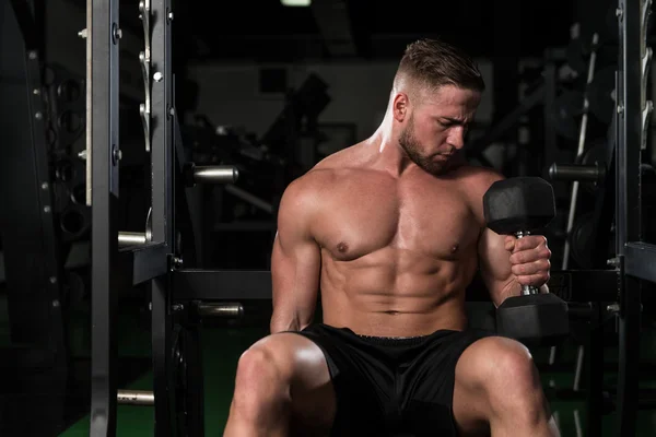 Ung Man med hantlar tränar Biceps — Stockfoto