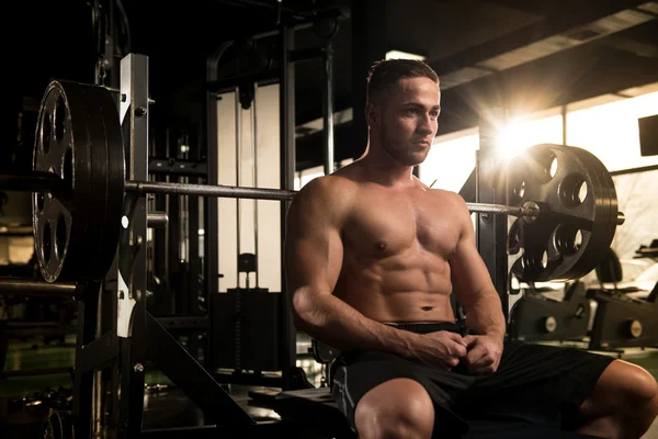 Hombre muscular Descansando después del ejercicio —  Fotos de Stock