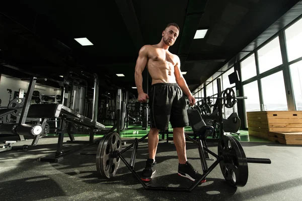 Retrato de un joven musculoso físicamente en forma —  Fotos de Stock