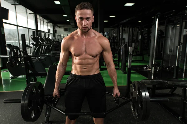 Spor Barbell ile egzersiz adam