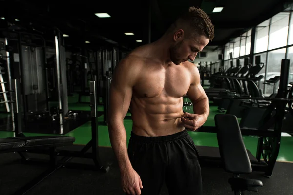 Bodybuilder checking His Percent of Fat — Stock Photo, Image