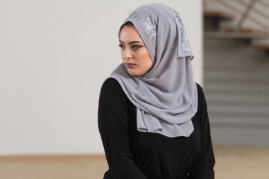 Kafa elbise ile dua genç Kafkas kadın