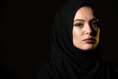 siyah arka plan üzerinde çekici bir Müslüman kadın
