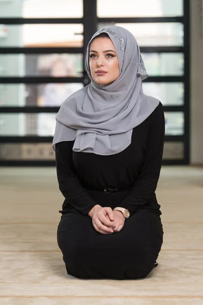 Jovem mulher muçulmana orando na mesquita — Fotografia de Stock