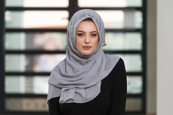 Jovem mulher orando na mesquita — Fotografia de Stock