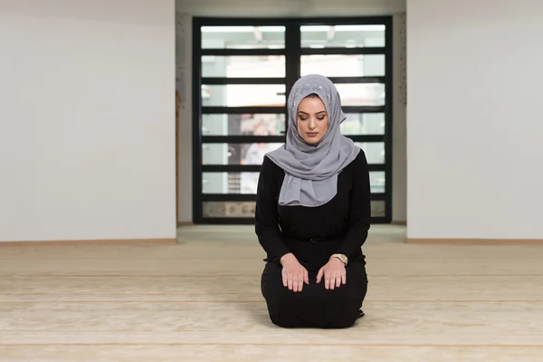 白种人的穆斯林女孩祈祷 — 图库照片