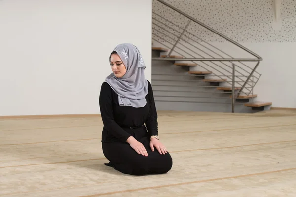 Jovem mulher muçulmana orando na mesquita — Fotografia de Stock