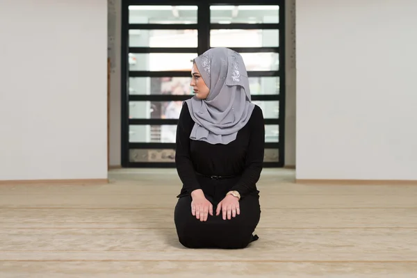 Branco muçulmano menina orando — Fotografia de Stock
