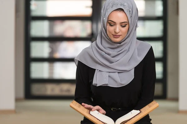 Mujer musulmana leyendo el Sagrado Libro Islámico Corán — Foto de Stock