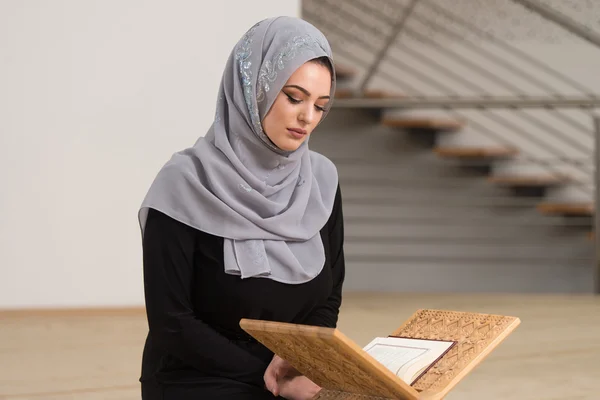 Mujer rezando en la mezquita y leyendo el Corán — Foto de Stock