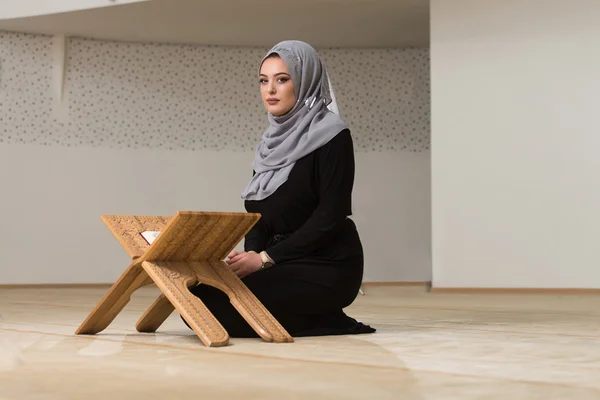 穆斯林妇女读古兰经 — 图库照片